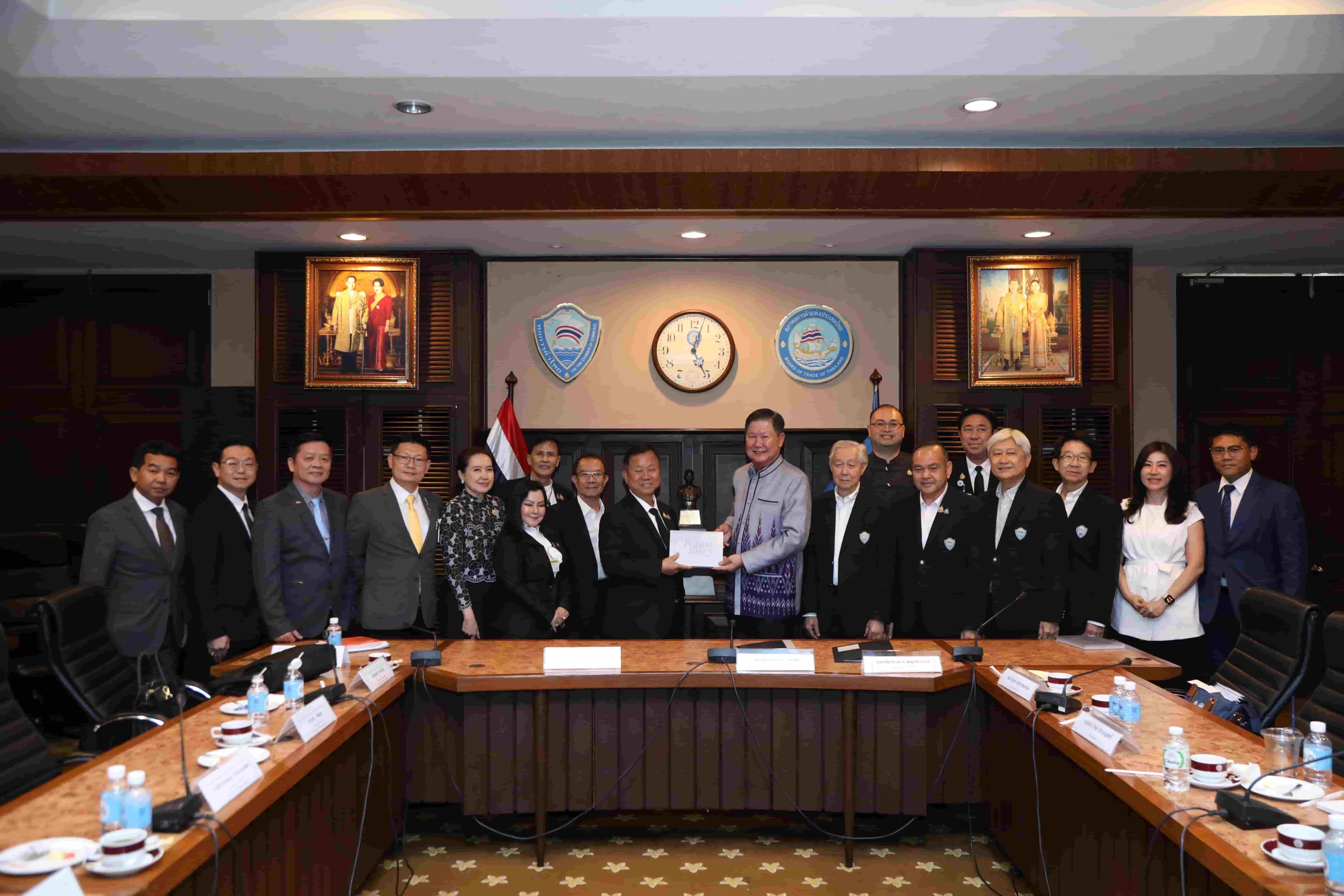 คณะกรรมาธิการการพาณิชย์และการอุตสาหกรรม วุฒิสภา เข้าหารือสภาหอการค้าแห่งประเทศไทย รับฟังข้อเสนอภาคเอกชนด้านเศรษฐกิจ ราคามะพร้าว กฎหมายการแข่งขัน กฎหมายคนต่างด้าว และการสนับสนุน SMEs