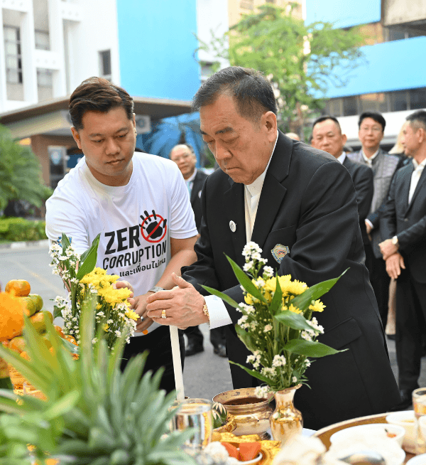 10 มี.ค. 69 หอการค้าไทยจัดพิธีทำบุญครบรอบ 93 ปี นำโดย ดร.พจน์ อร่ามวัฒนานนท์ พร้อมนิมนต์สมเด็จพระมหาวีรวงศ์ วัดราชบพิธ เจริญพระพุทธมนต์เสริมสิริมงคล มุ่งสานต่อปณิธานขับเคลื่อนเศรษฐกิจไทยสู่ความยั่งยืน