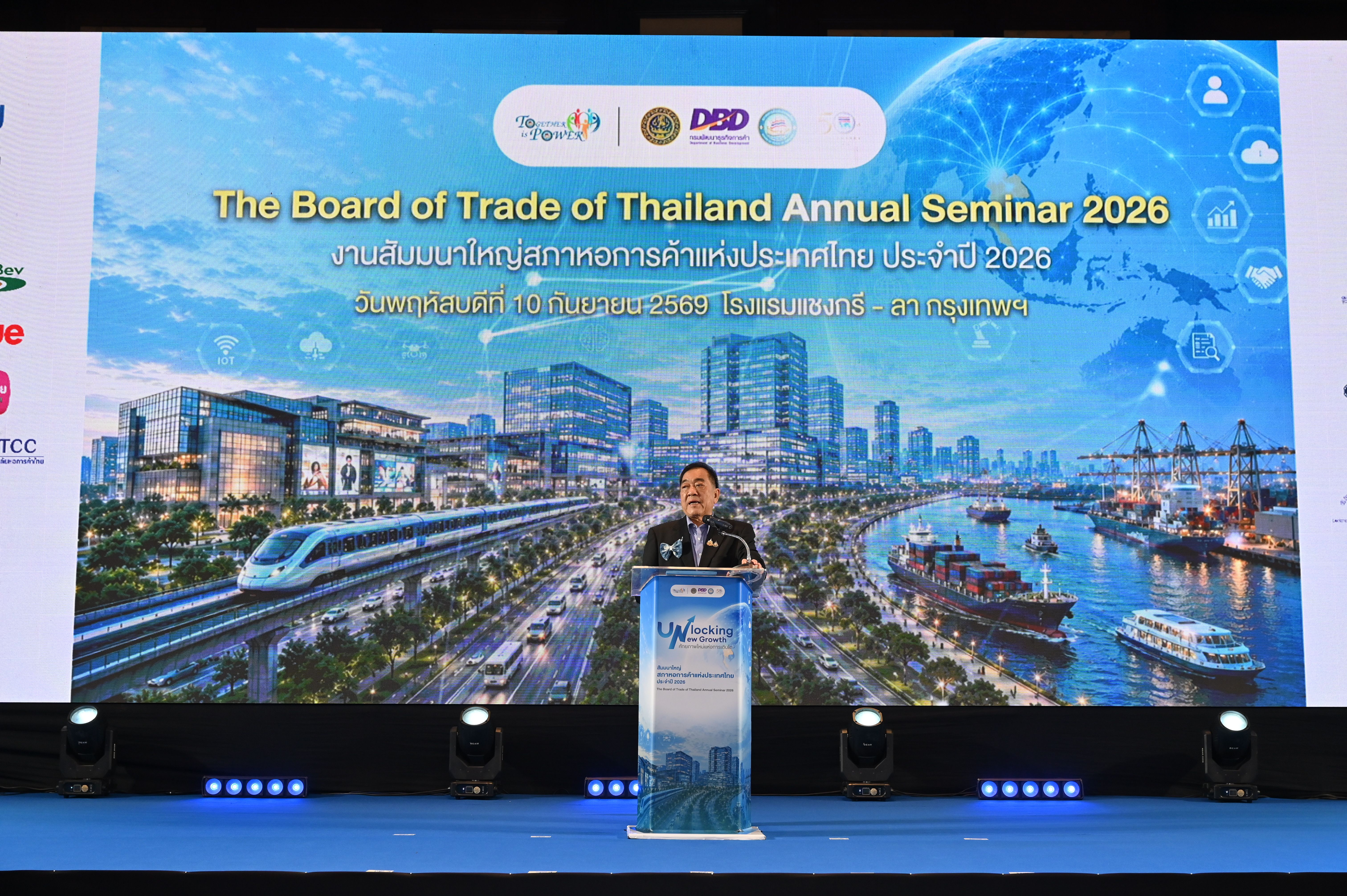Man speaking at podium during The Board of Trade of Thailand Annual Seminar 2020.