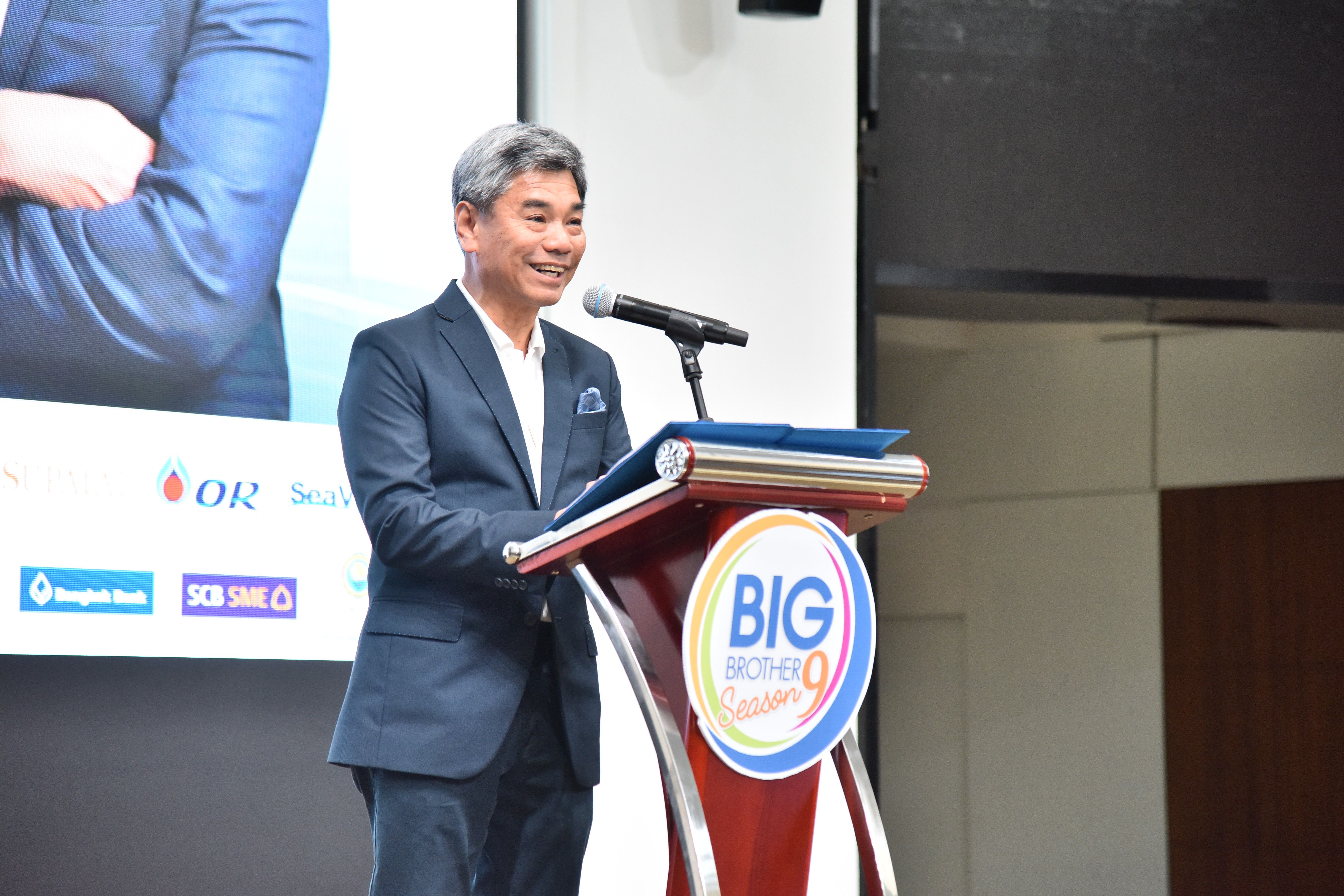 Man in a suit speaks at a podium with 'BIG ICON 2023' logo.