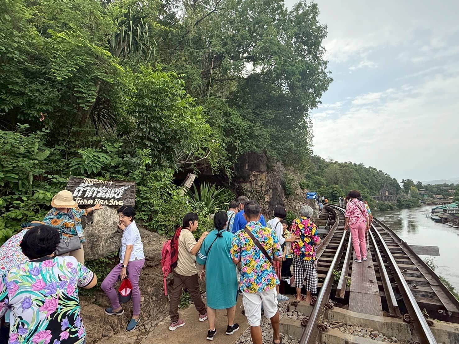 LINE_ALBUM_Happy Model  รถไฟขบวนพิเศษ SRT Royal Blossom กาญ_250416_7.jpg