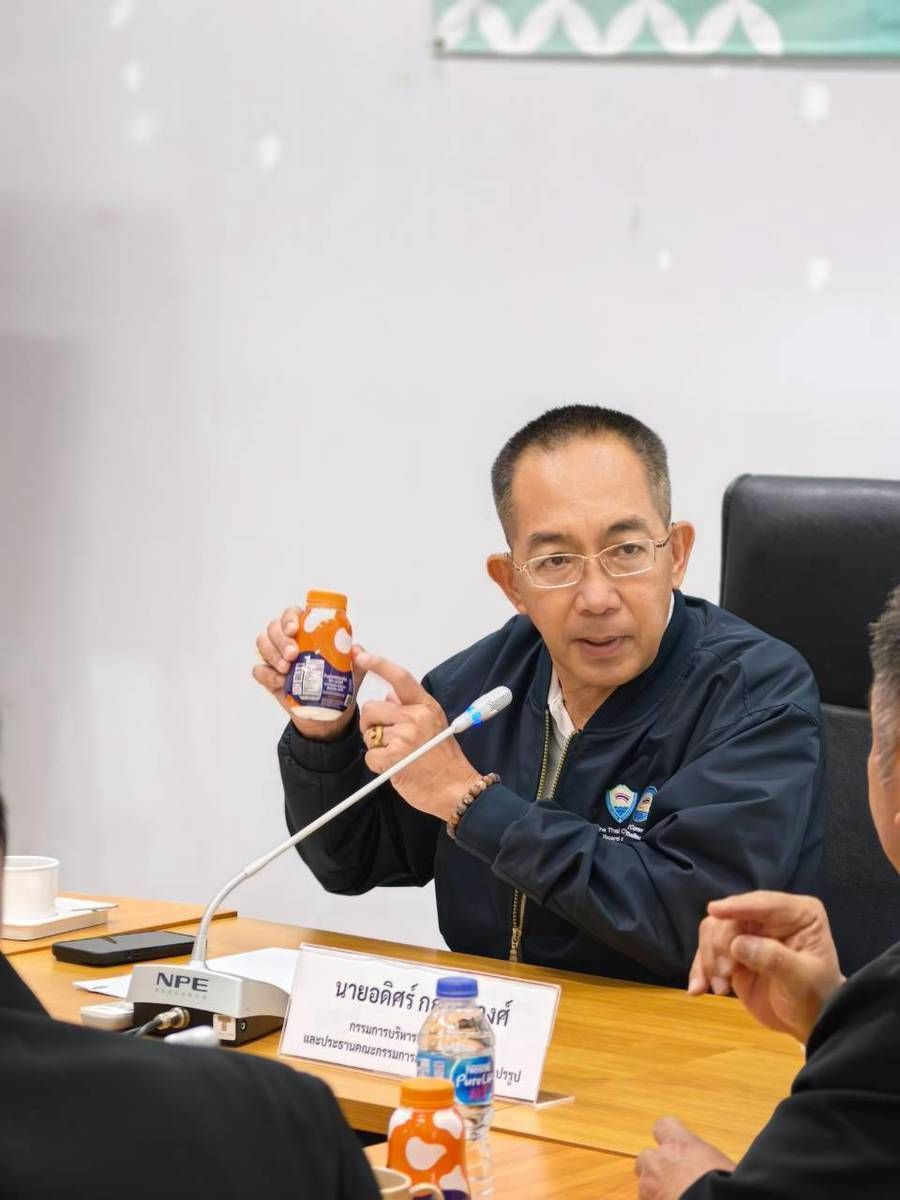 Man in glasses presents a colorful 3D human organ model during a meeting.
