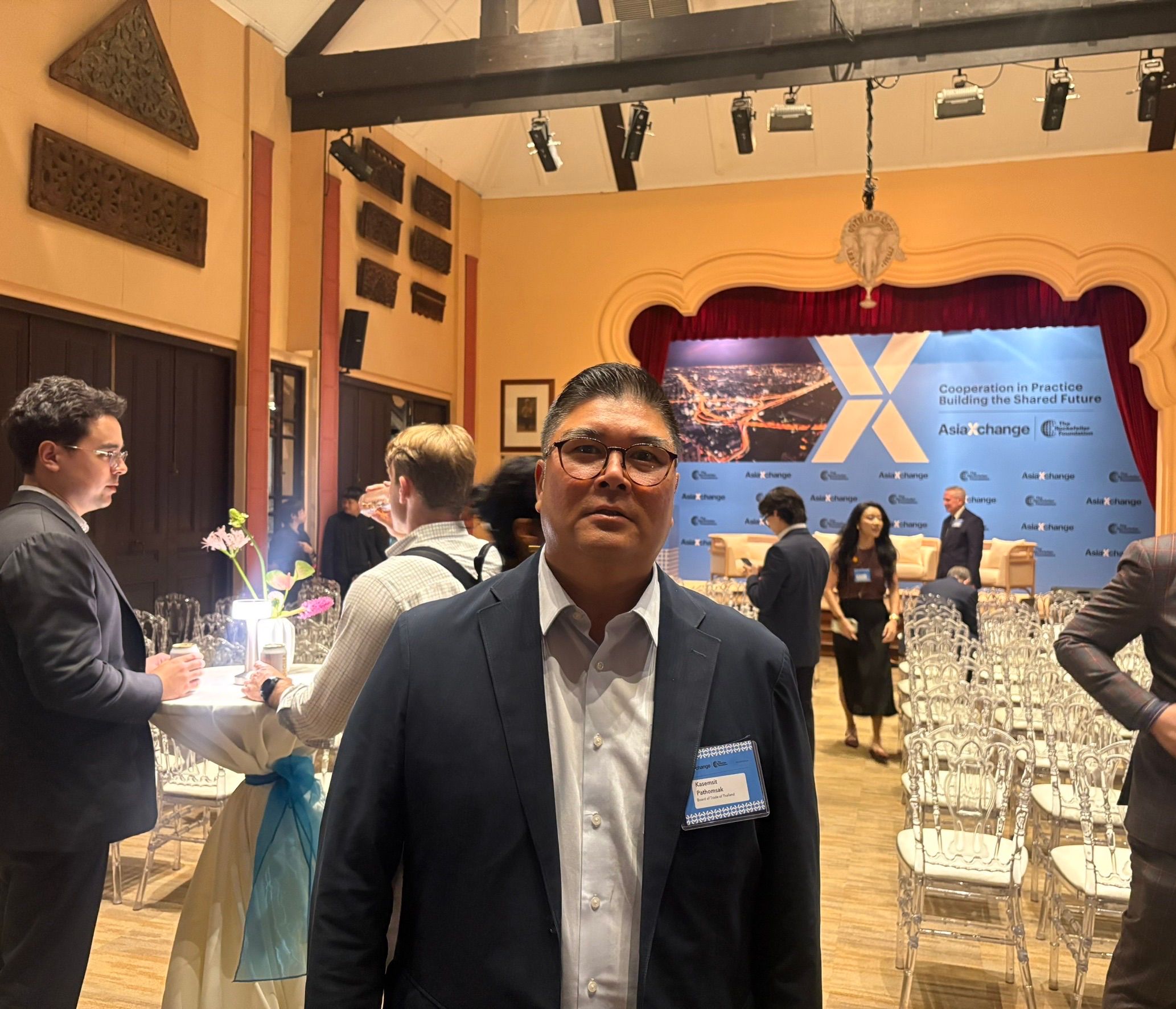 A man in a suit stands at a formal event with "The Seoul Press" logo in the background.