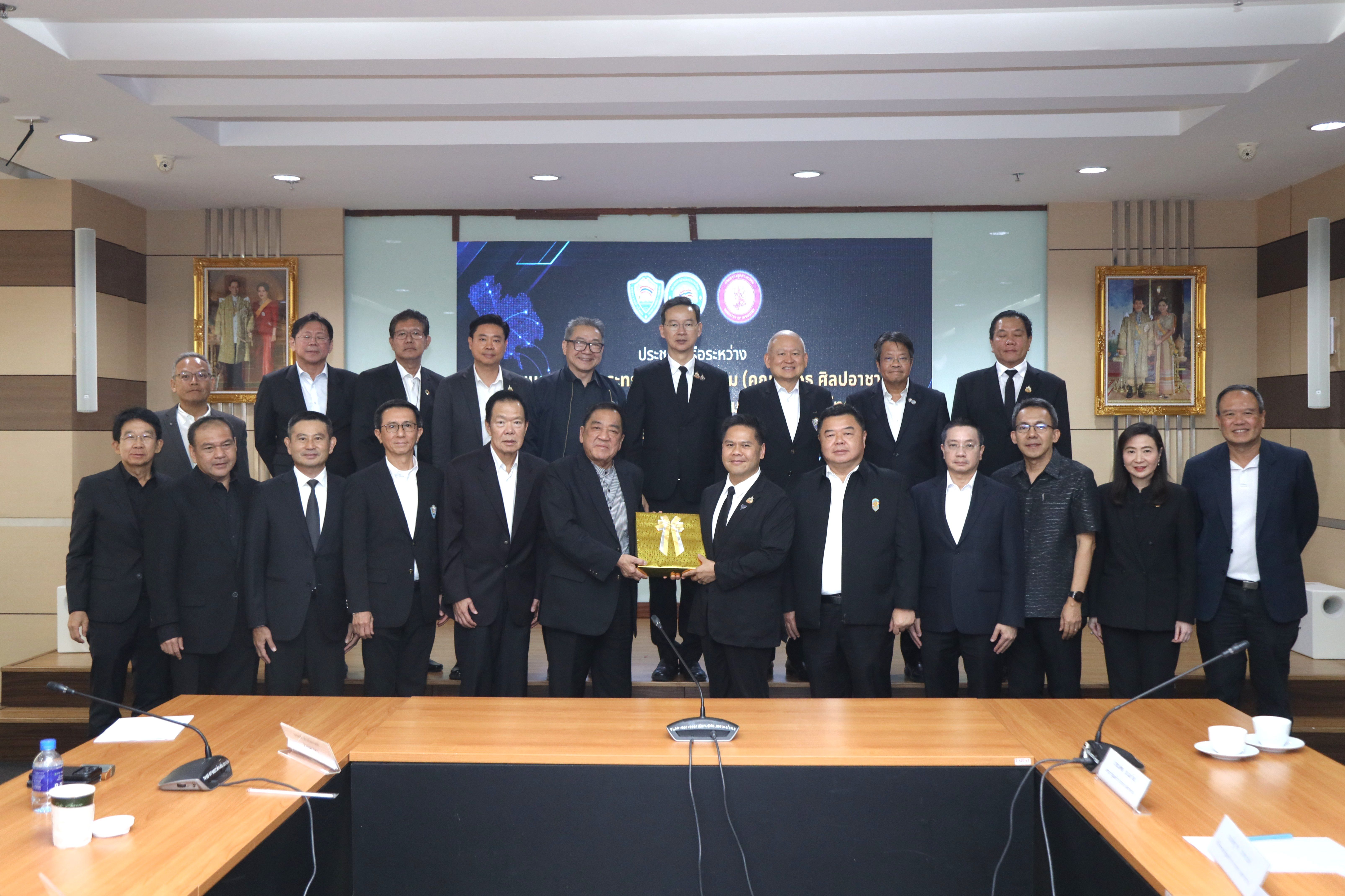 หอการค้าฯ ถกปัญหาการพัฒนาอุตสาหกรรมกับ รมว.อุตสาหกรรม ยื่นข้อเสนอ ปลดล็อคกฎระเบียบ ส่งเสริมนวัตกรรมและหุ่นยนต์ พืชพลังงานและพลังงานสะอาด