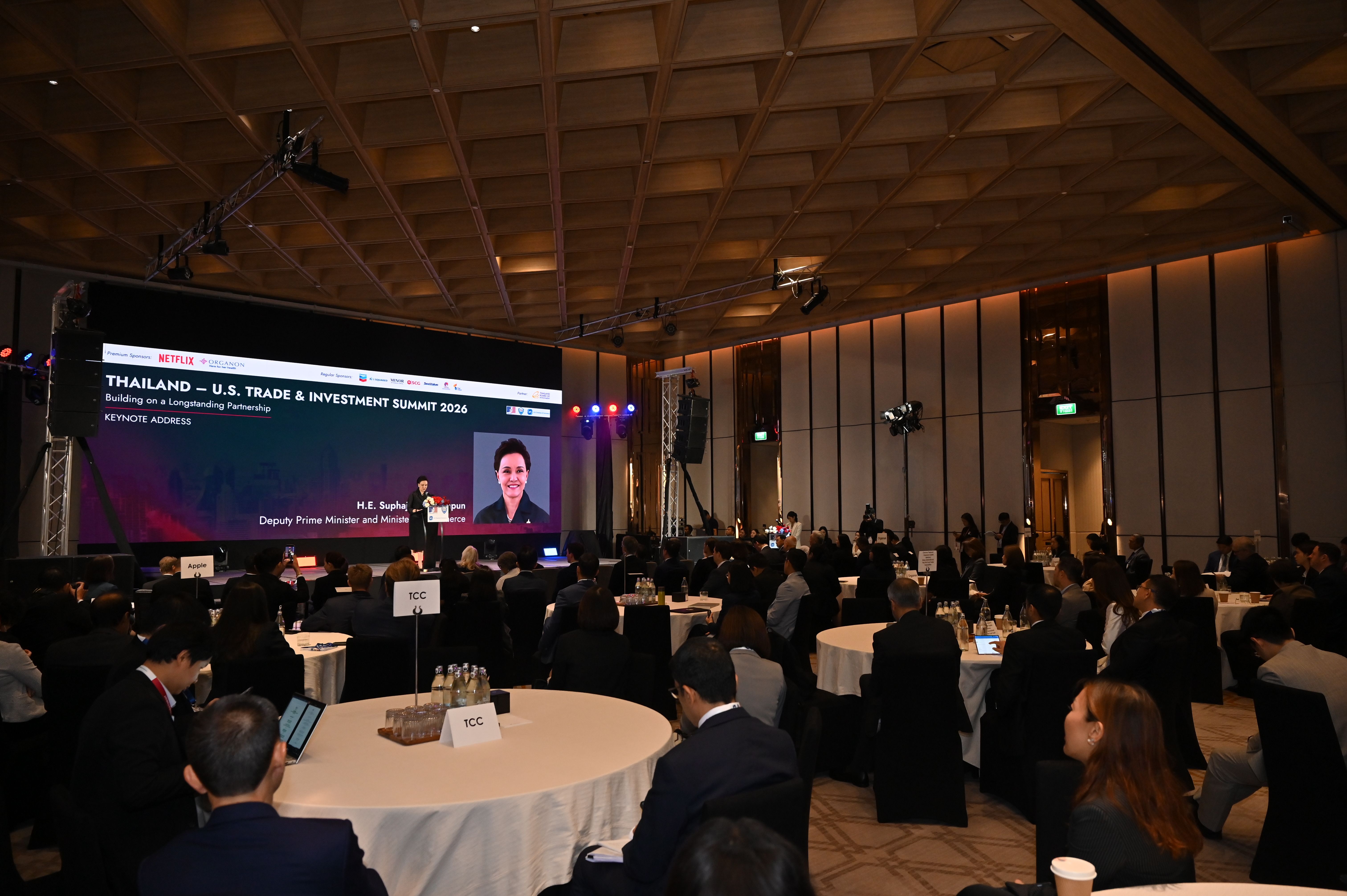 Audience attends Thailand-U.S. Trade & Investment Forum 2024 with speaker Jeffrey R. Nygren on screen.