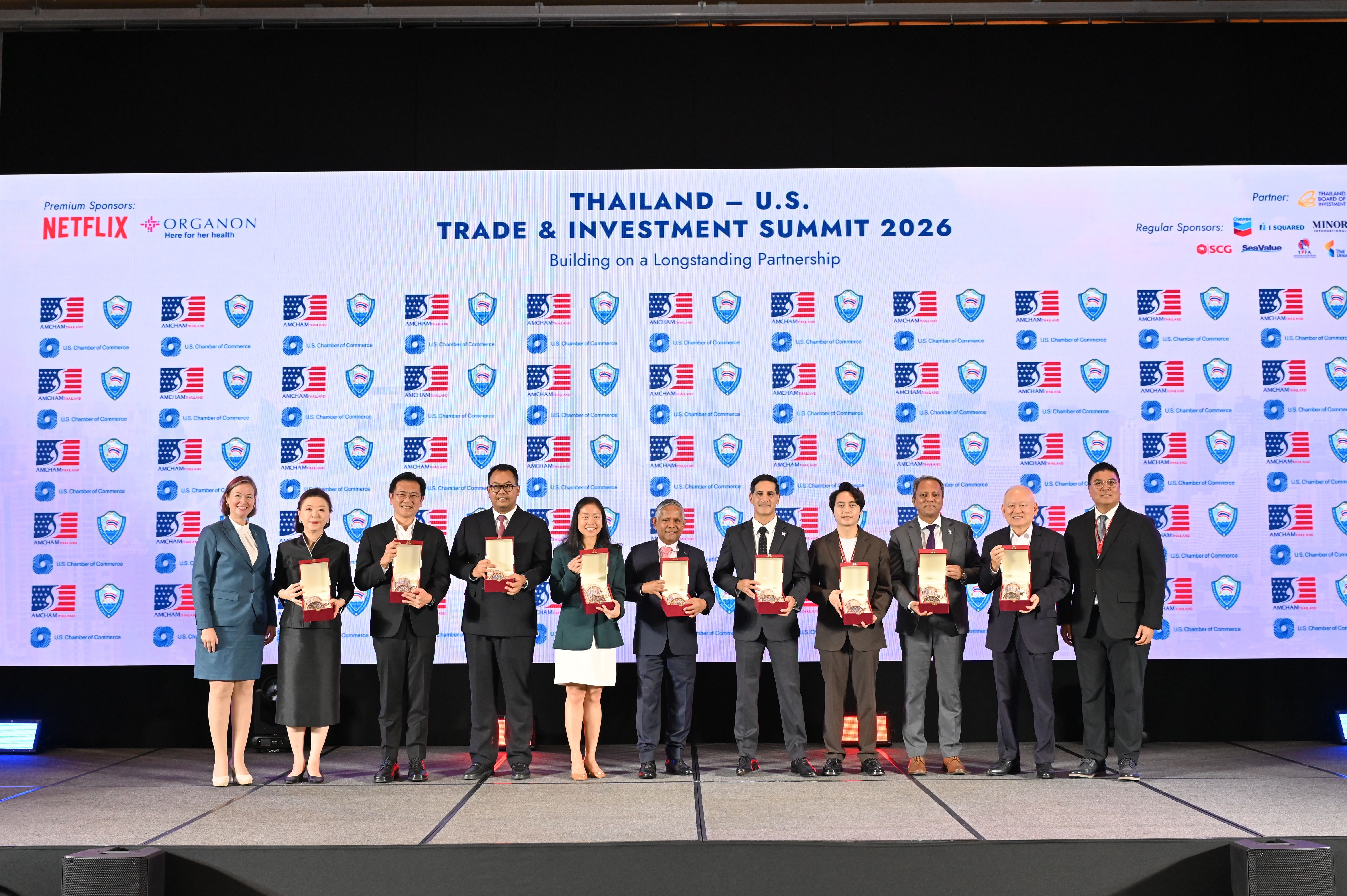 Group of officials holding awards at the Thailand-U.S. Trade & Investment Summit 2024.